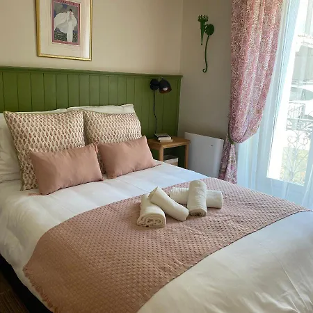 Fantastic Ground Floor Opposite Thermes *