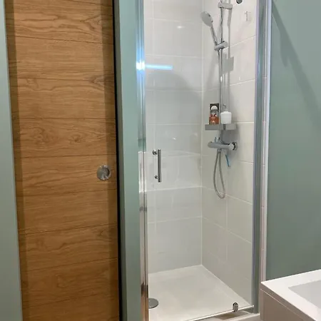 Fantastic Ground Floor Opposite Thermes Apartment