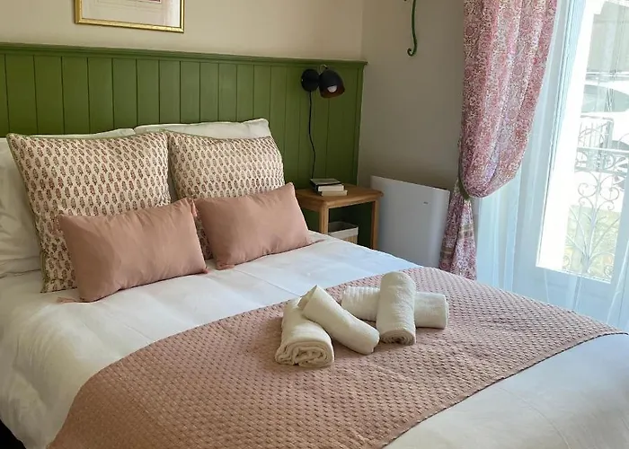 Fantastic Ground Floor Opposite Thermes *