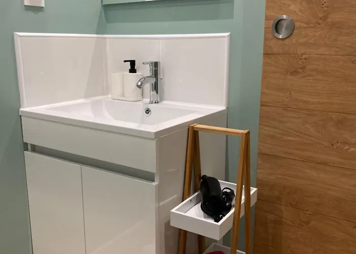 Fantastic Ground Floor Opposite Thermes *